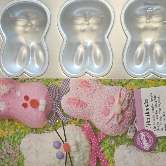 Set Of 2 Wilton Silver Bunny Cake Pan And Snowman Easter Christmas - Picture 3 of 5